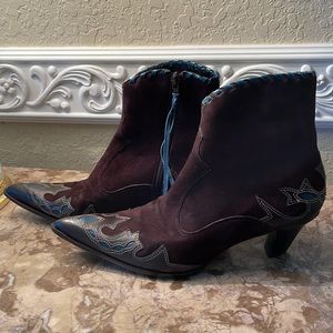 Vintage Antonio Melani western style suede booties